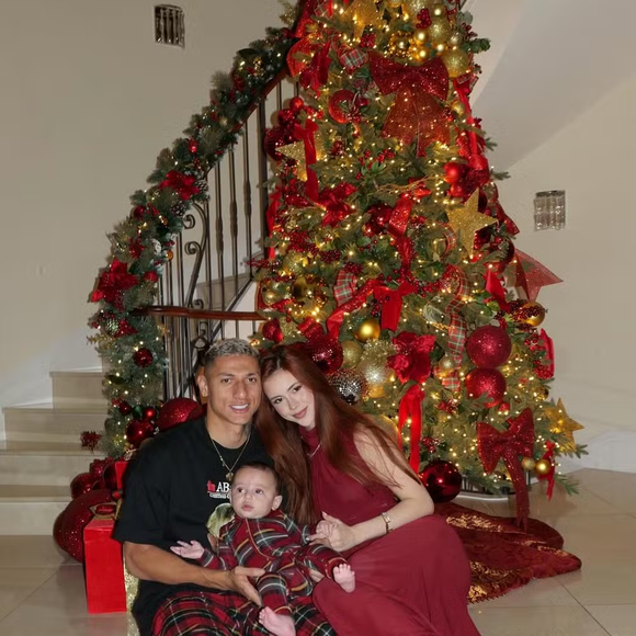 A influenciadora Amanda Araújo mostrou detalhes do primeiro Natal do filho, Richarlison Junior, fruto do relacionamento com o atacante Richarlison, jogador do Tottenham e da Seleção Brasileira.