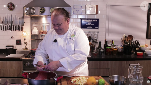 Quentão do Érick Jacquin é simples de fazer e tem ingredientes comuns, como a cachaça, laranja e limão