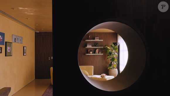 Um dos elementos mais marcantes do apartamento de Manu Gavassi e Jullio Reis é um recorte circular em um painel de jacarandá, inspirado na satori no mado, janela encontrada em templos zen-budistas do Japão e associada à imagem da lua cheia