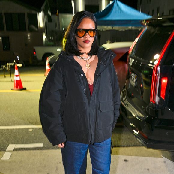 Em diversas aparições recentes, Rihanna optou por conjuntos de moletom e até um vestido 'mais largo' na barriga