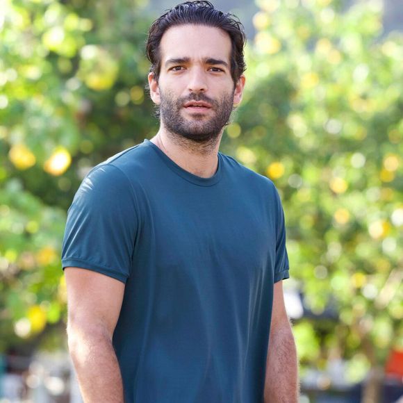 Afonso (Humberto Carrão) socorre Solange (Alice Wegmann) em 'Vale Tudo': publicitária tem crise de hipoglicemia