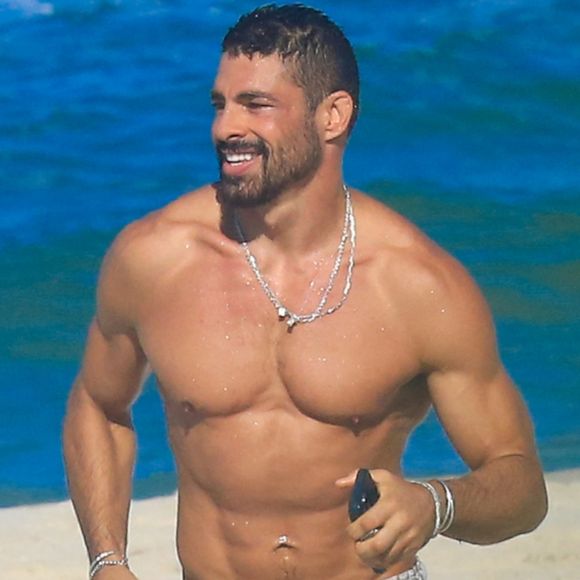 Cauã Reymond tirou feijão e arroz da dieta? Aos 45 anos, o César de 'Vale Tudo' tem um motivo simples para não comer muito o prato favorito de muitos brasileiros
