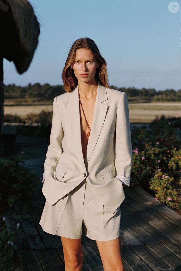 A Zara também apostou na tendência dos blazers elegantes e lançou um modelo de linho bege claro perfeito para os dias quentes. A peça une sofisticação e conforto em uma proposta prática e moderna