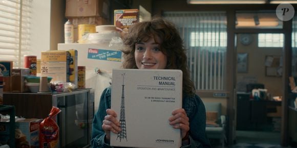 Nancy tem 20 anos na história. Natalia Dyer já chegou aos 30, mas segue com uma aparência super jovem, o que deixa a personagem totalmente crível.