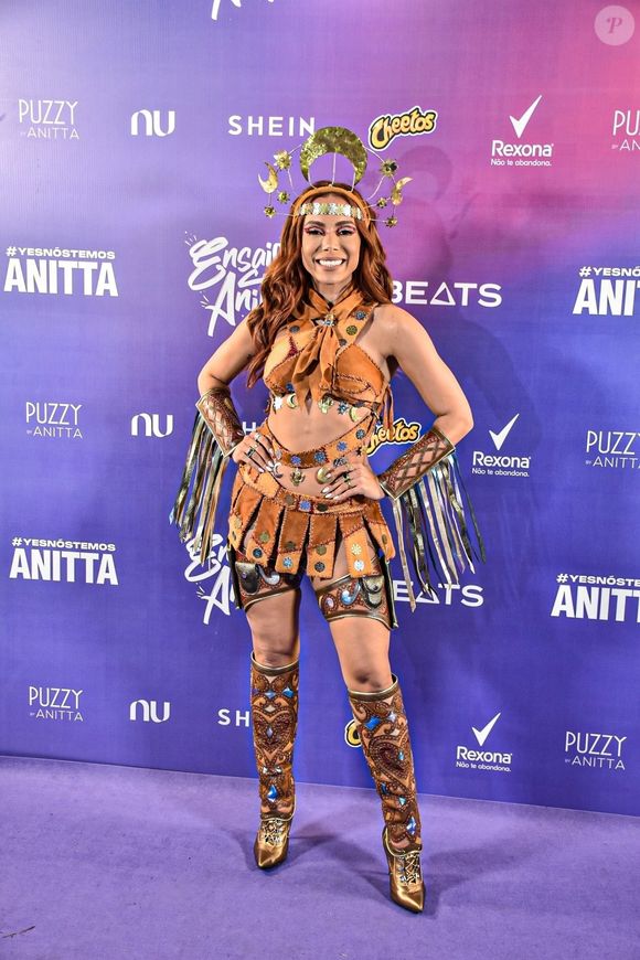 Uma das últimas intervenções estéticas de Anitta foi para retirar uma veia da testa