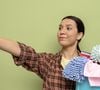 A especialista em limpeza e organização, Araceli González, propõe um truque simples para tirar poeira daqueles lugares que costumam ficar esquecidos ou são difíceis de alcançar