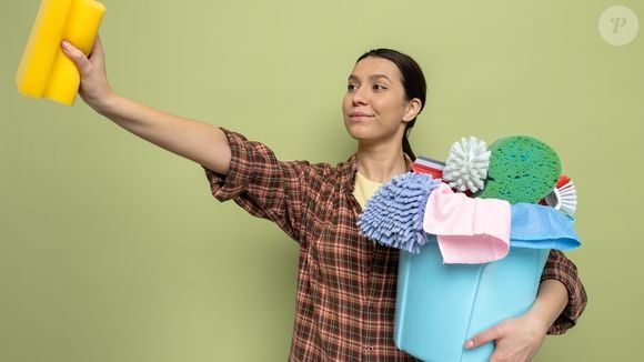 A especialista em limpeza e organização, Araceli González, propõe um truque simples para tirar poeira daqueles lugares que costumam ficar esquecidos ou são difíceis de alcançar