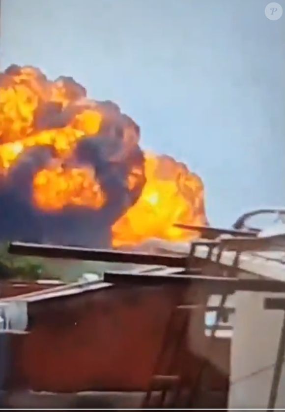 Avião caiu na Índia 5 minutos após a decolagem em queda livre e formou imensa bola de fogo