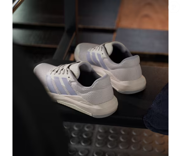 O Dropset Base, da Adidas, estava disponível por R$ 499,99 no site oficial da marca, até o fechamento da matéria. Na cor cinza, que remete à pelagem do animal coala, o tênis combina uma aparência minimalista com uma construção direcionada aos treinos de força