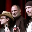 O U2 implorou a Steve Jobs para que lhes pagasse com ações da Apple: ele não só os convenceu a trabalhar de graça, como também pediu que promovessem uma edição especial do iPod