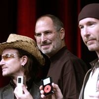 O U2 implorou a Steve Jobs para que lhes pagasse com ações da Apple: ele não só os convenceu a trabalhar de graça, como também pediu que promovessem uma edição especial do iPod
