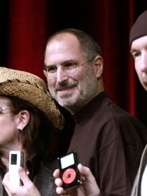 O U2 implorou a Steve Jobs para que lhes pagasse com ações da Apple: ele não só os convenceu a trabalhar de graça, como também pediu que promovessem uma edição especial do iPod