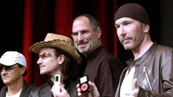 O U2 implorou a Steve Jobs para que lhes pagasse com ações da Apple: ele não só os convenceu a trabalhar de graça, como também pediu que promovessem uma edição especial do iPod