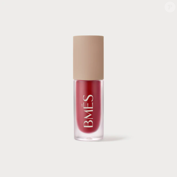 Be Peach Colorido (BMĒS) - 5g | R$ 99,90 - Na cor Cherry, o produto possui fórmula multifuncional e pode ser utilizado como blush, batom e sombra