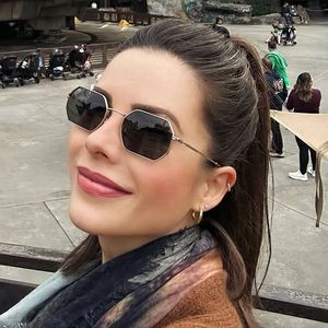 Sandy posou ao lado do filho, Theo, e a semelhança do menino com a mãe roubou a cena