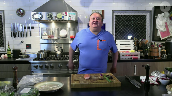 Lista de ingredientes da receita inclui um bom peixe, vinho branco, manjericão e cogumelos