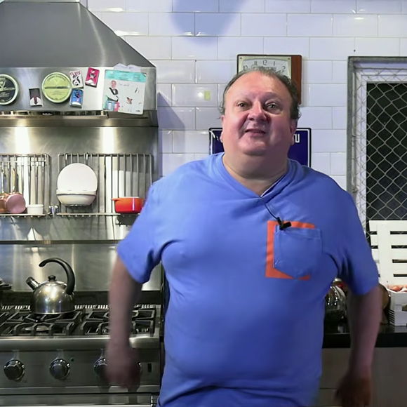 Lista de ingredientes da receita inclui um bom peixe, vinho branco, manjericão e cogumelos
