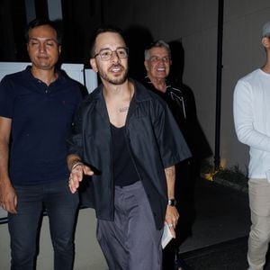 Junior Lima marca presença com a esposa, Monica Benini, em noite cultural ao lado da família