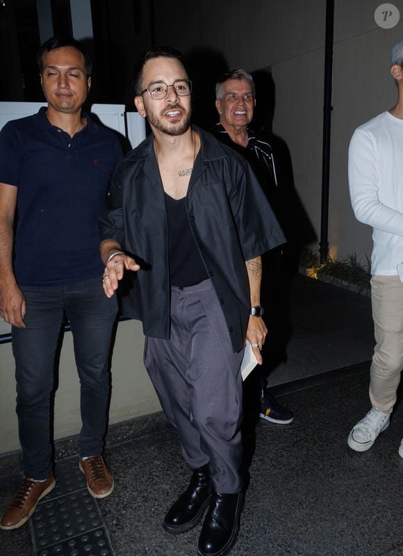 Junior Lima marca presença com a esposa, Monica Benini, em noite cultural ao lado da família