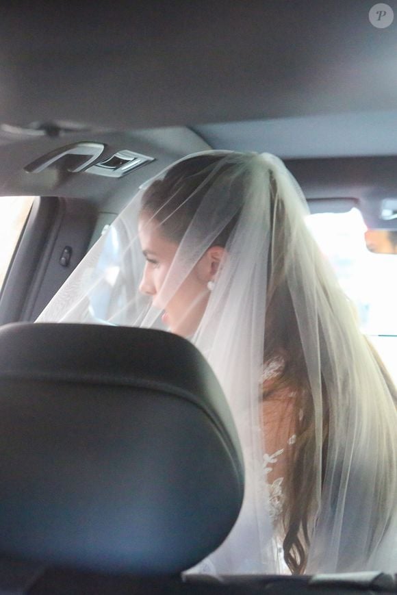 O casamento de Giulia Be e Conor Kennedy movimentou o Centro do Rio neste sábado (10). A cantora foi registrada dentro do carro antes de chegar à igreja com seu vestido de noiva rendado