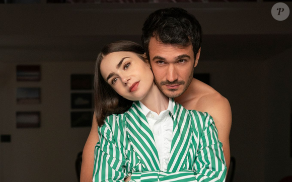 Mudou o cabelo, mudaram os looks e isso não é coincidência na 5ª temporada de Emily em Paris