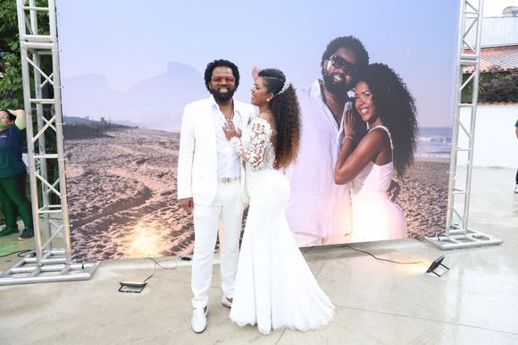 Casamento de novela! Thay Pereira escolheu um vestido princesa repleto de bordados e um imponente buquê de orquídeas, enquanto Xande de Pilares esbanjou sofisticação com terno branco, camisa sem gravata e acessórios marcantes