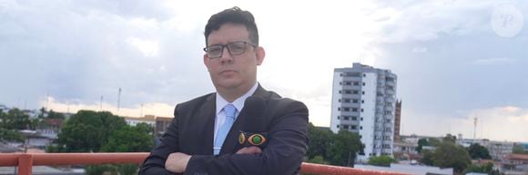 O apresentador Erlan Bastos, conhecido por ser colunista de celebridades e fundador do portal EmOFF, morreu na madrugada deste sábado (17), aos 32 anos