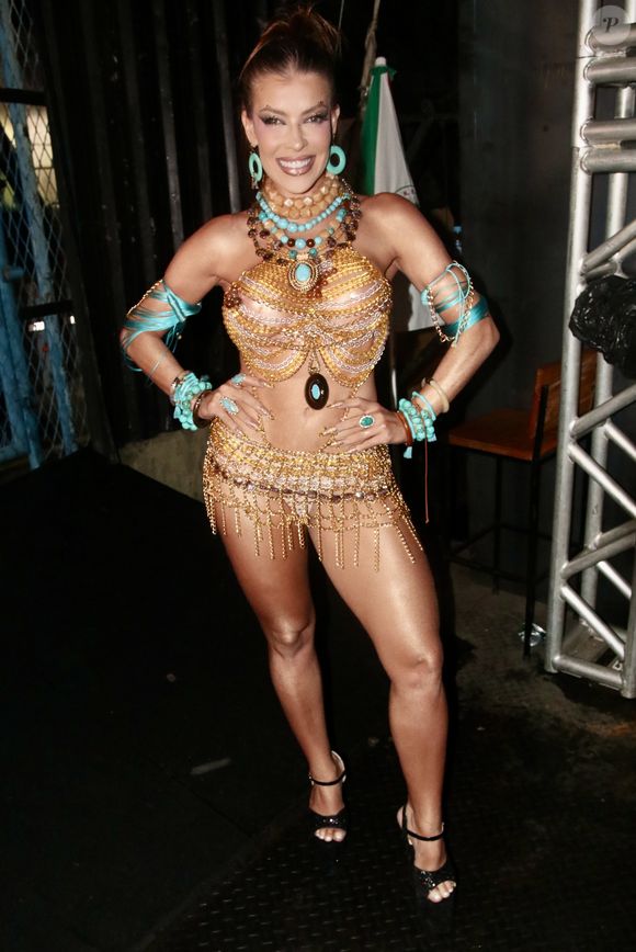 Jaquelline Grohalski foi ousada e apareceu com um look cheio de pedrarias todo vazado