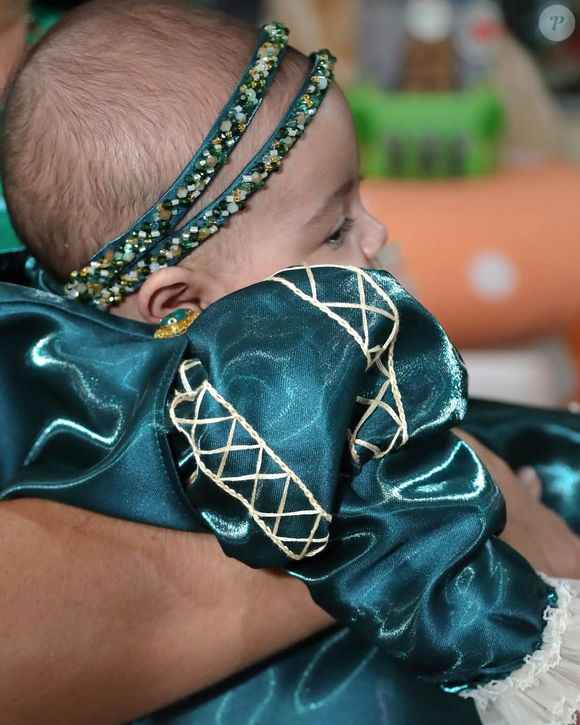 Clara esbanja simpatia com look completo da princesa Merida