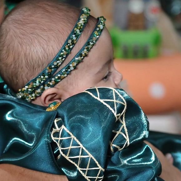 Clara esbanja simpatia com look completo da princesa Merida