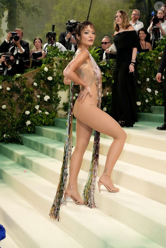 Rita Ora seminua coberta por fitilhos Met Gala (2019)