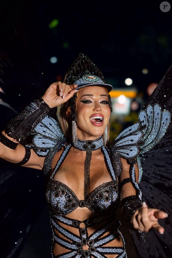 Mulher Abacaxi é musa da Tradição e rainha de bateria da Chatuba de Mesquita