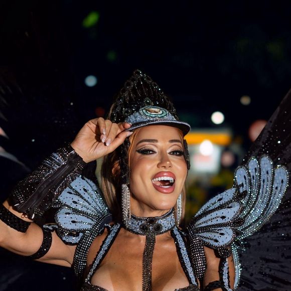 Mulher Abacaxi é musa da Tradição e rainha de bateria da Chatuba de Mesquita