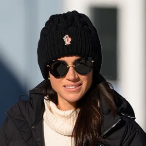A ex-duquesa, Meghan Markle, tem alternado entre lançamentos de marcas e aparições pontuais, o que Tina classificou como sinal de “mente inquieta” e falta de direção
