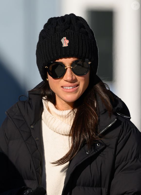 A ex-duquesa, Meghan Markle, tem alternado entre lançamentos de marcas e aparições pontuais, o que Tina classificou como sinal de “mente inquieta” e falta de direção