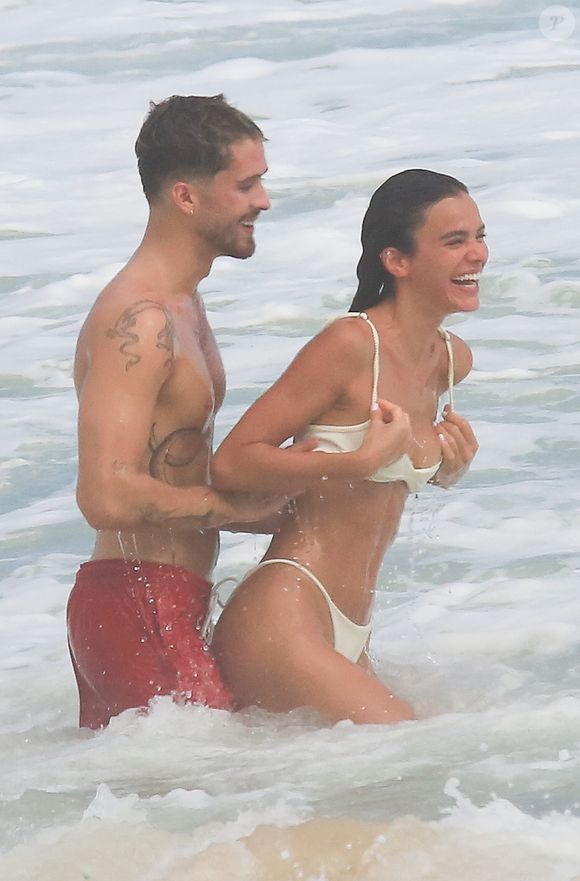 Segundo uma jovem que estava presente no local, Bruna Marquezine e João Guilherme estavam 'muito agarradinhos, escondendo de ninguém'