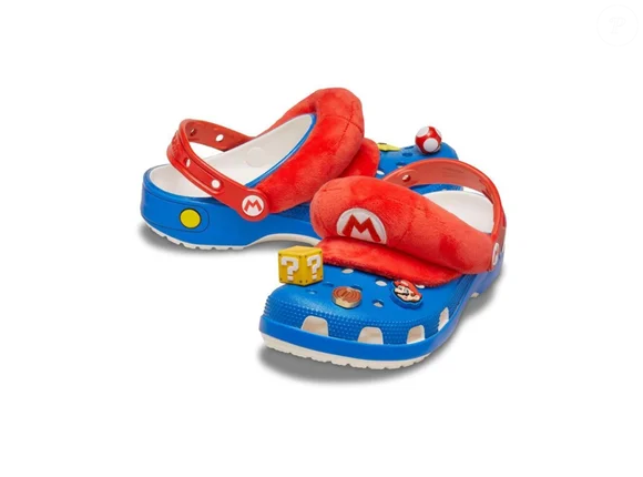 A praticidade também aparece entre os destaques da nova Crocs do Super Mario. Segundo a descrição da marca, o modelo é resistente à água, flutuante, fácil de limpar e de secagem rápida, características pensadas para facilitar o uso no dia a dia