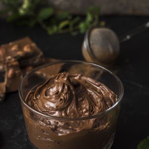 Érick Jacquin revelou detalhes de uma mousse de chocolate clássica da confeitaria francesa. A receita, compartilhada pelo chef do ‘MasterChef Brasil’, leva só quatro ingredientes e fica pronta com preparo simples