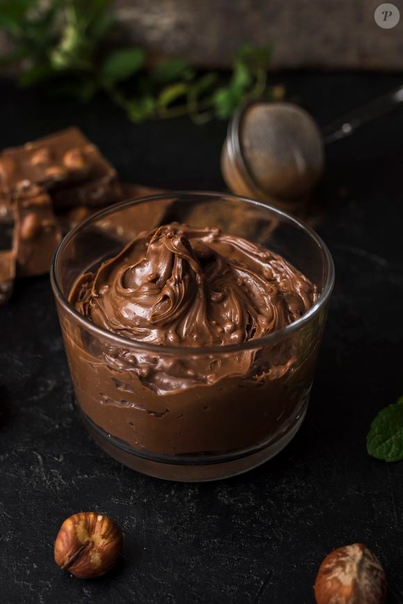 Érick Jacquin revelou detalhes de uma mousse de chocolate clássica da confeitaria francesa. A receita, compartilhada pelo chef do ‘MasterChef Brasil’, leva só quatro ingredientes e fica pronta com preparo simples