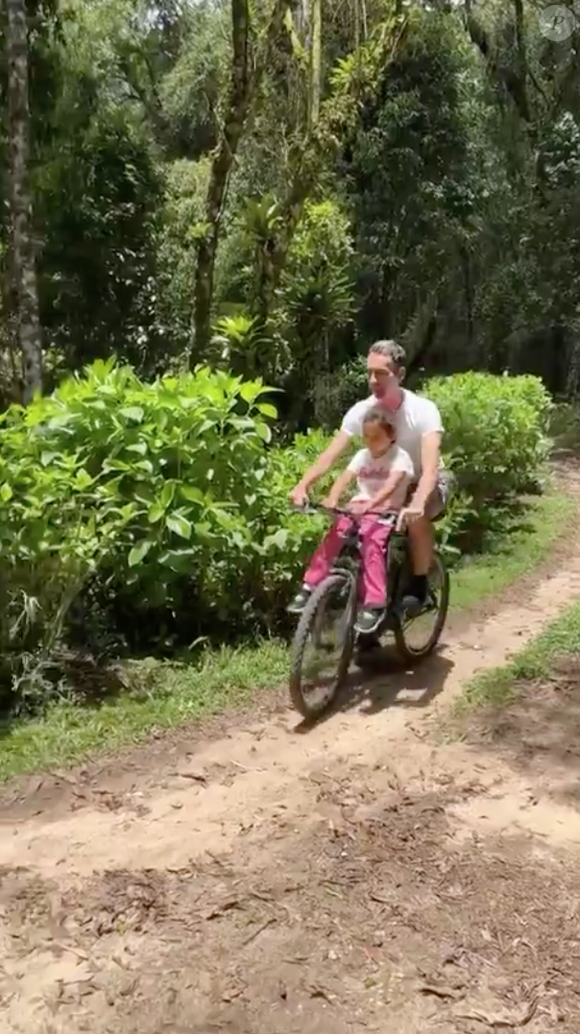 Ticiane Pinheiro mostrou César Tralli carregando a filha na bike em um passeio e até brincou com Alcione