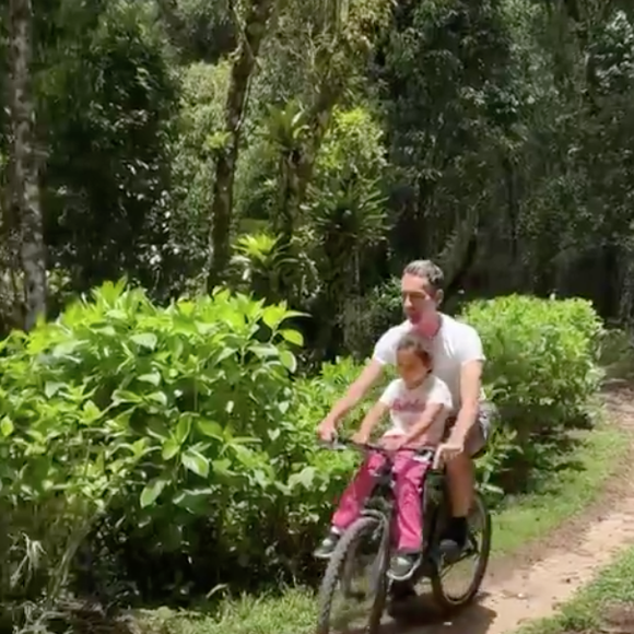 Ticiane Pinheiro mostrou César Tralli carregando a filha na bike em um passeio e até brincou com Alcione
