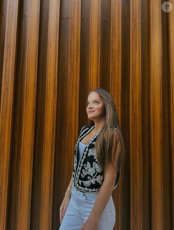 Rafaella Justus adicionou a estética boho-chique com um colete preto bordado