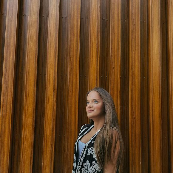 Rafaella Justus adicionou a estética boho-chique com um colete preto bordado