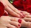 A mistura de esmalte vermelho nas mãos com pedicure nude virou tendência entre as amantes de unhas combinando com visual chic e discreto
