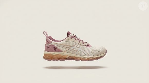 Até o fechamento da matéria, o Tênis Asics Gel-Quantum 360 Ctw Feminino estava disponível por R$ 444,99 no site da Netshoes e se destacava pela união entre tecnologia esportiva e detalhes em branco, bege e rosa chá