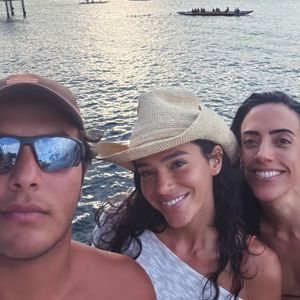Bruna Marquezine e Marcelo Sangalo posaram na praia ao lado da amiga Luana Quaglia