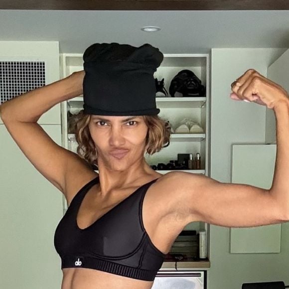 Halle Berry sobre corpo aos 60 anos: 'Nunca quis ficar musculosa, eu só queria me manter saudável'