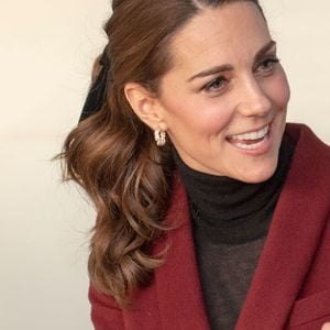 Kate apostou em um delicado laço de veludo preto, usado para arrematar um penteado meio preso.