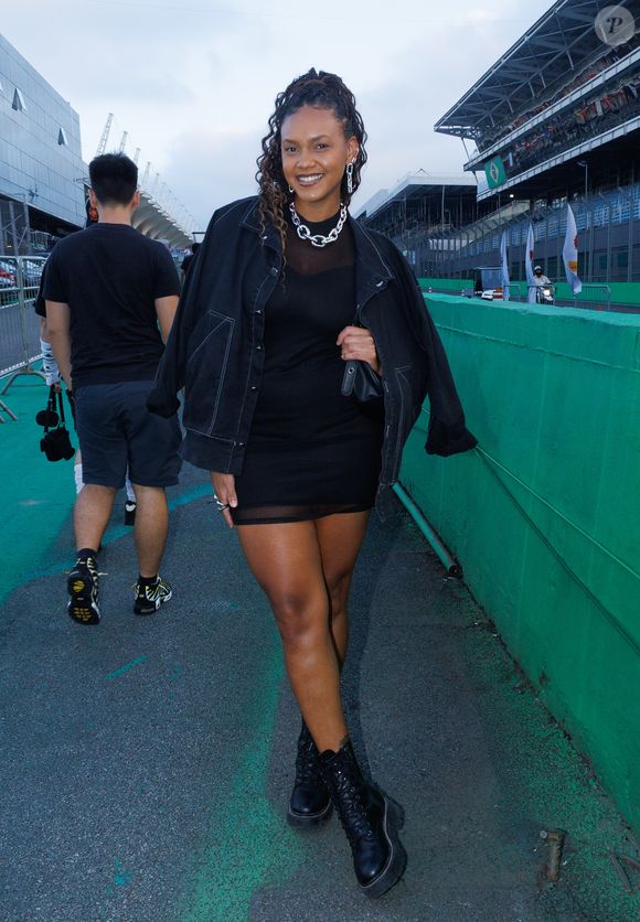 Lollapalooza 2026: ex-BBB Jessilane posou com um vestido preto e, para driblar o frio, levou uma jaqueta preta