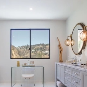 Muito luxo e uma história dolorosa: a antiga mansão de Demi Lovato tinha piscina infinita, jacuzzi, rooftop e vista para Los Angeles